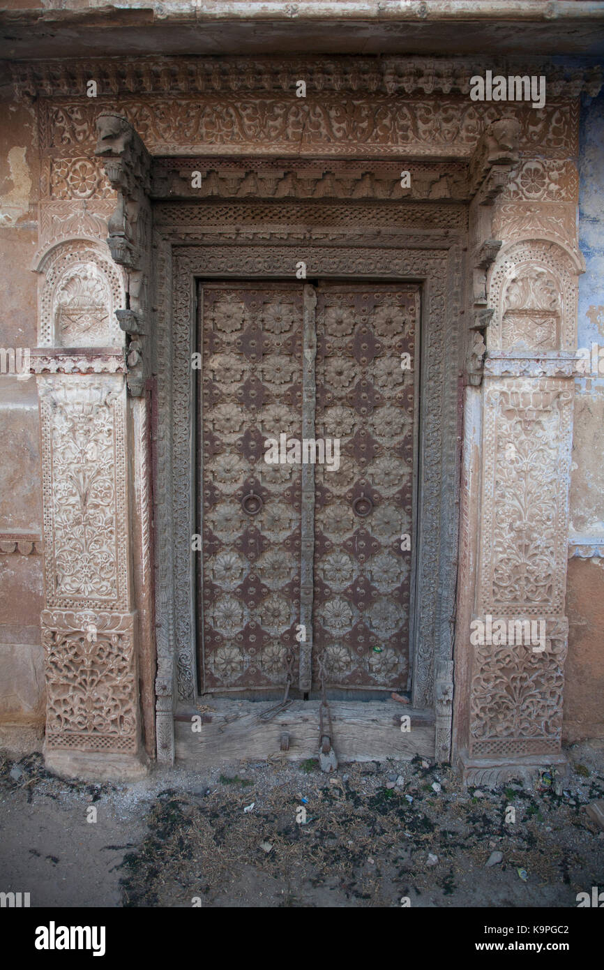 Old ancient indian carved door hi-res stock photography and images - Alamy