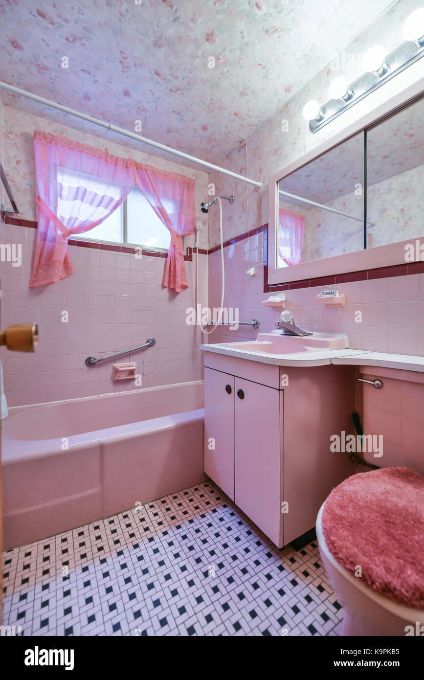 Vintage pink bathroom Stock Photo - Alamy