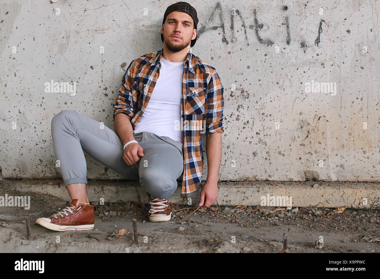 A man dressed in hip hop style poses Stock Photo - Alamy