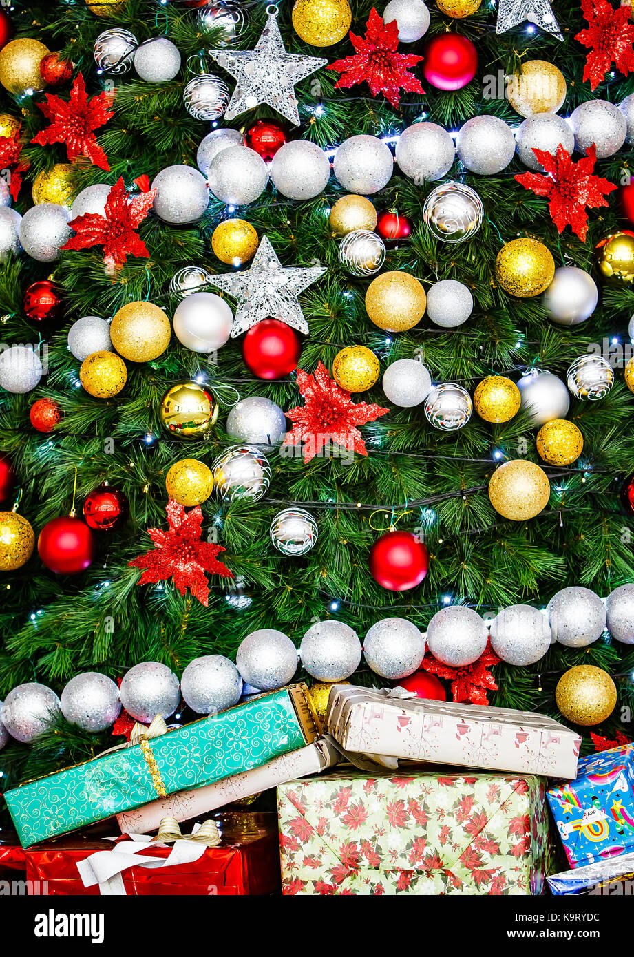 Fully decorated christmas tree hi-res stock photography and images - Alamy