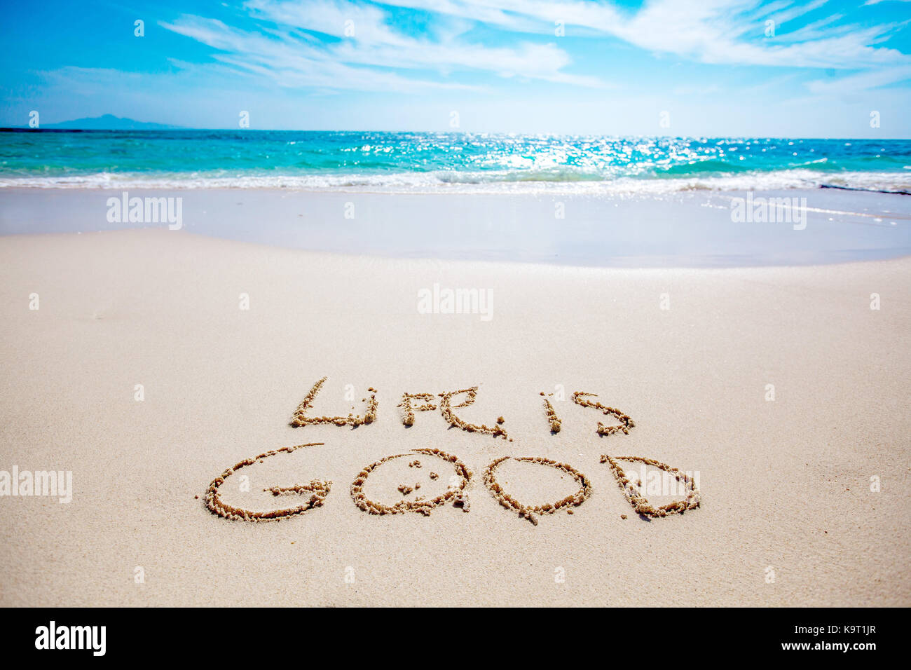 Life is beach. Life is good на песке. Надпись жизнь хороша. Life is good надпись. Картинки море песочный пляж красивые с надписью мотивирующей.
