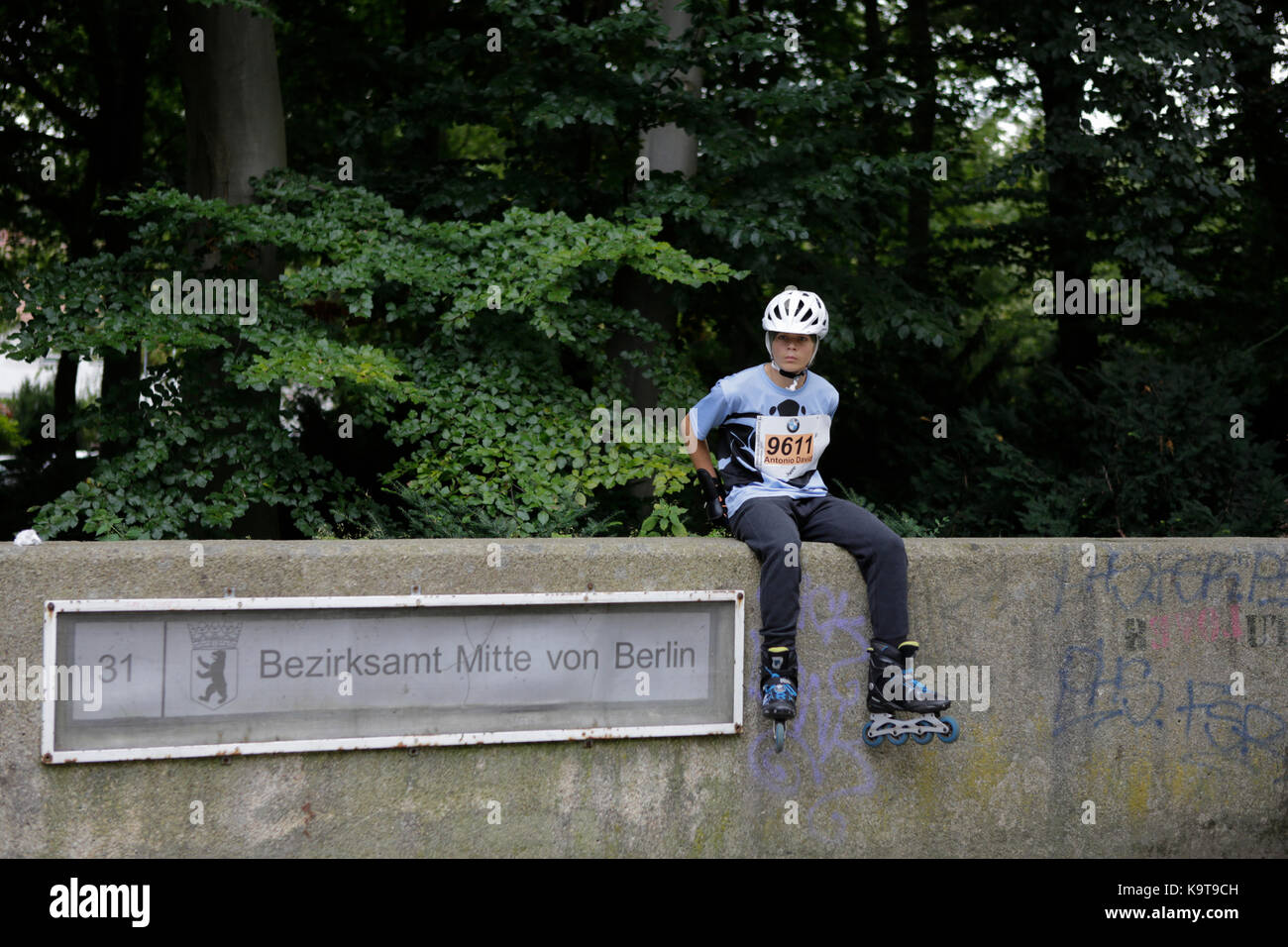 Berlin, Germany. 23rd Sep, 2017. A skater sits on a wall, waiting to get into the starting blocks for the race. Over 5,500 skater took part in the 2017 BMW Berlin Marathon Inline skating race, a day ahead of the Marathon race. Bart Swings from Belgium won the race in 58:42 for the 5th year in a row. Credit: Michael Debets/Pacific Press/Alamy Live News Stock Photo