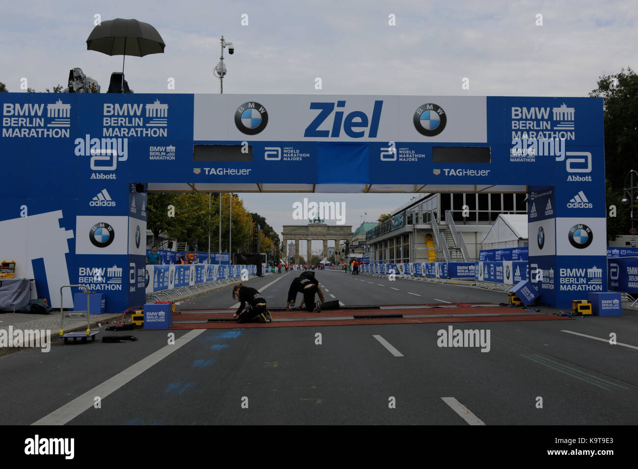 Berlin, Germany. 23rd Sep, 2017. Workers add the finishing touches to the finishing line. The Brandenburg Gate can be seen in the background. Over 5,500 skater took part in the 2017 BMW Berlin Marathon Inline skating race, a day ahead of the Marathon race. Bart Swings from Belgium won the race in 58:42 for the 5th year in a row. Credit: Michael Debets/Pacific Press/Alamy Live News Stock Photo