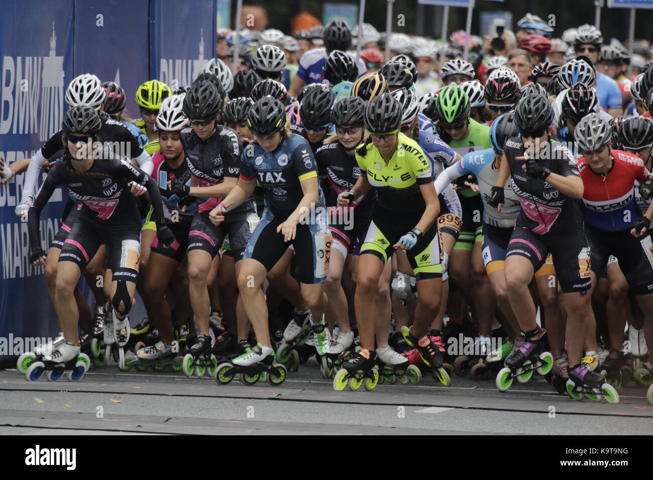 Berlin, Germany. 23rd Sep, 2017. The elite female skaters start the race. Over 5,500 skater took part in the 2017 BMW Berlin Marathon Inline skating race, a day ahead of the Marathon race. Bart Swings from Belgium won the race in 58:42 for the 5th year in a row. Credit: Michael Debets/Pacific Press/Alamy Live News Stock Photo