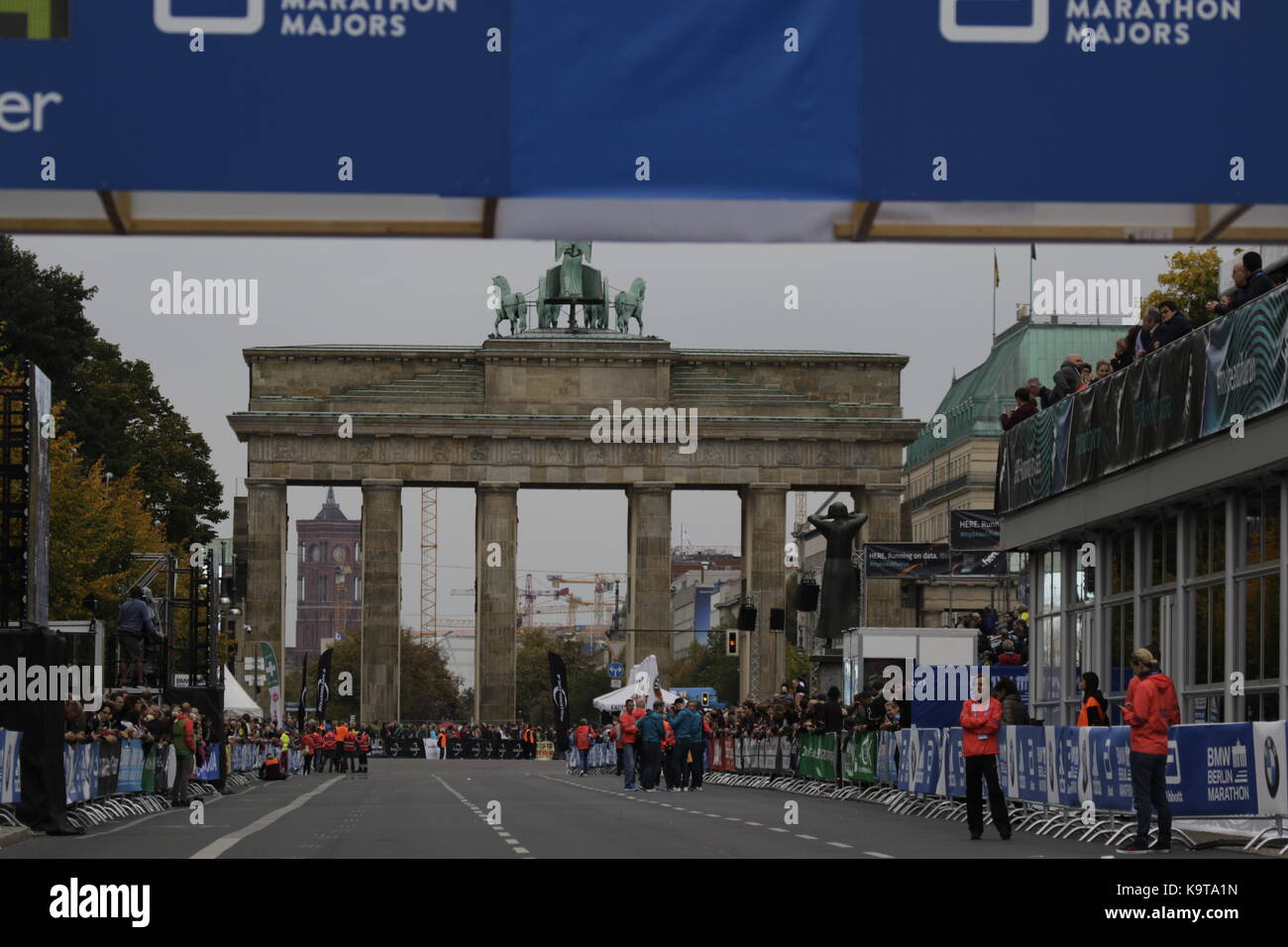 Berlin, Germany. 23rd Sep, 2017. View from the finishing line towards the Brandenburg Gate. Over 5,500 skater took part in the 2017 BMW Berlin Marathon Inline skating race, a day ahead of the Marathon race. Bart Swings from Belgium won the race in 58:42 for the 5th year in a row. Credit: Michael Debets/Pacific Press/Alamy Live News Stock Photo