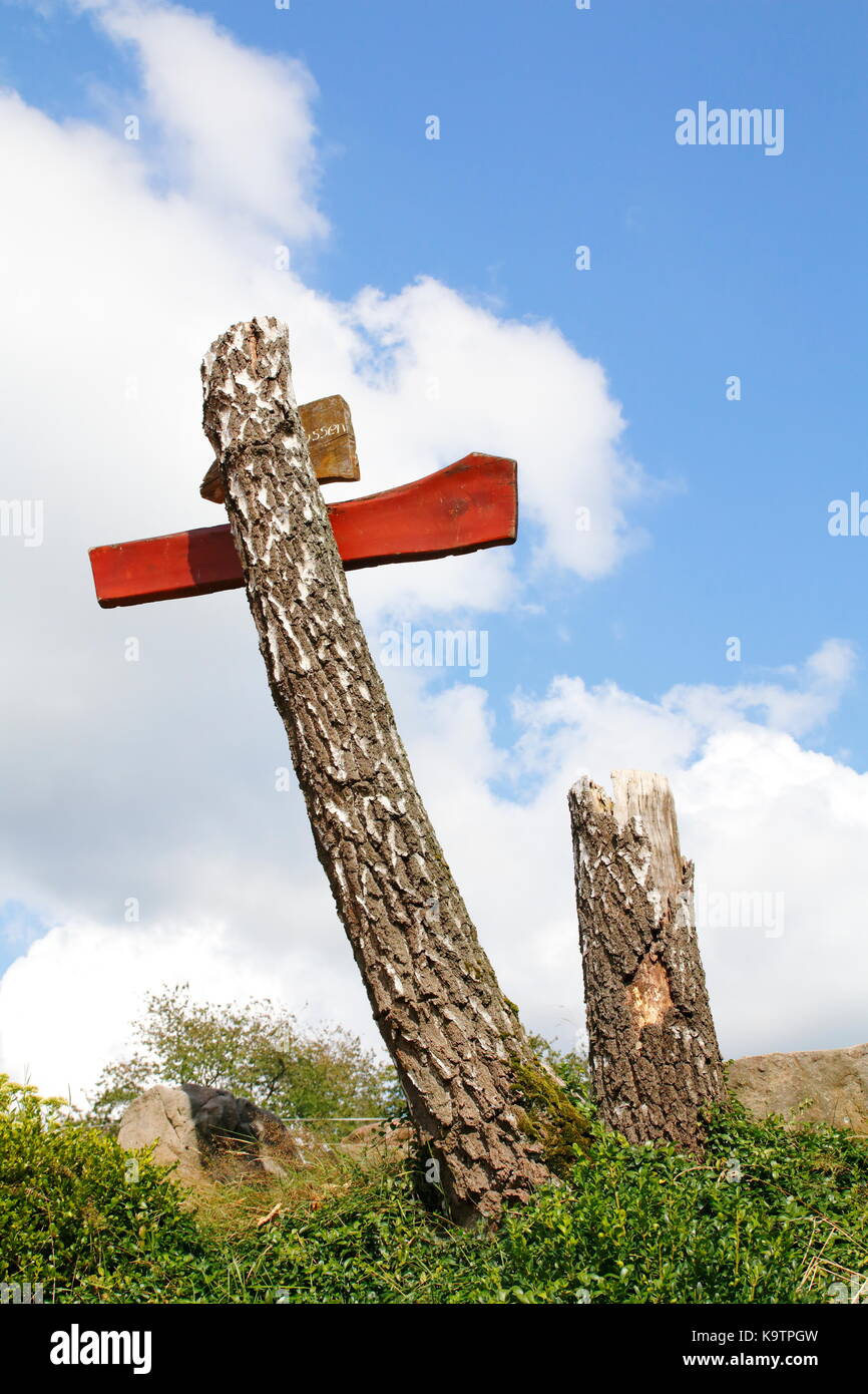 Kreuz, Wegkreuz aus Holz, Baumstamm Stock Photo