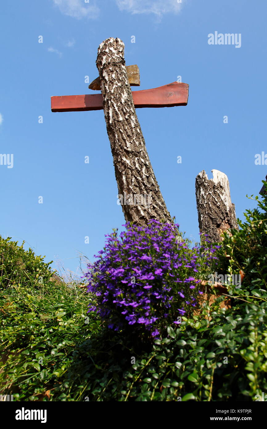 Kreuz, Wegkreuz aus Holz, Baumstamm Stock Photo