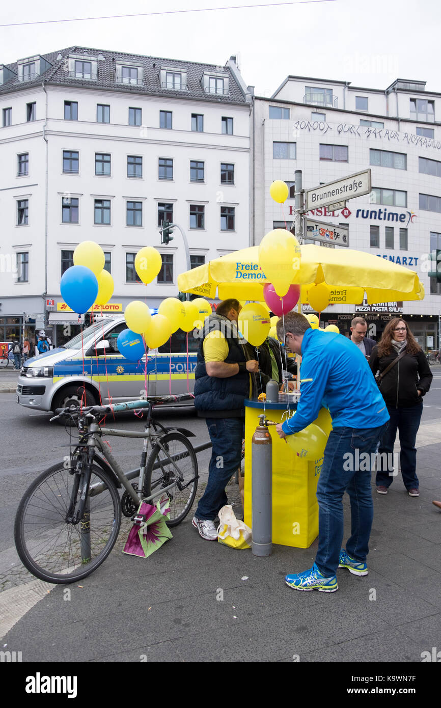 Berlin, Germany. 23rd September, 2017. Supporters of the FDP Free Democratic Party campaigning at Rosenthalerplatz on eve of German Federal Election 2017 Credit: Eden Breitz/Alamy Live News Stock Photo