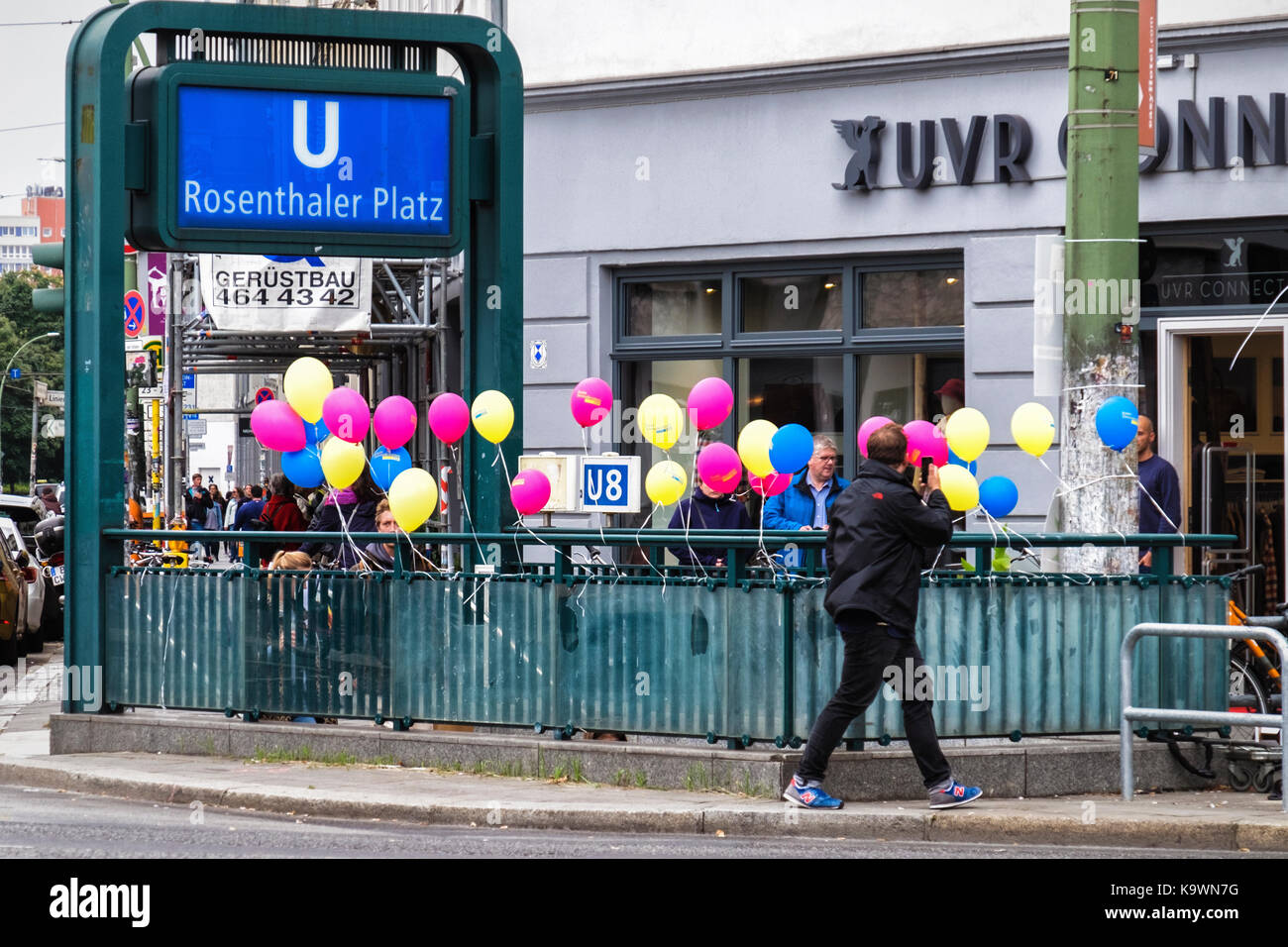 Berlin, Germany. 23rd September, 2017. Supporters of the FDP Free Democratic Party campaigning at Rosenthalerplatz on eve of German Federal Election 2017 Credit: Eden Breitz/Alamy Live News Stock Photo