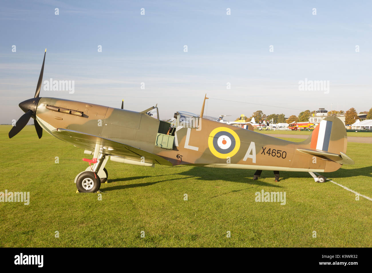 duxford-united-kingdom-24th-september-2017-historic-aircraft-lined