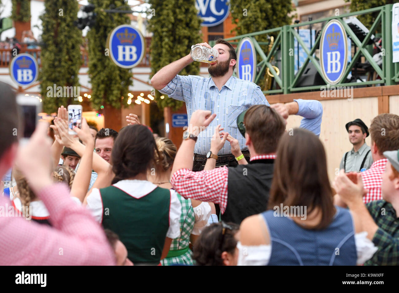 Munich, Germany. 24th Sep, 2017. Drunken visitors at the Oktoberfest entertain themselves with vast amounts of beer in Munich, Germany, 24 September 2017. Credit: Tobias Hase/dpa/Alamy Live News Stock Photo