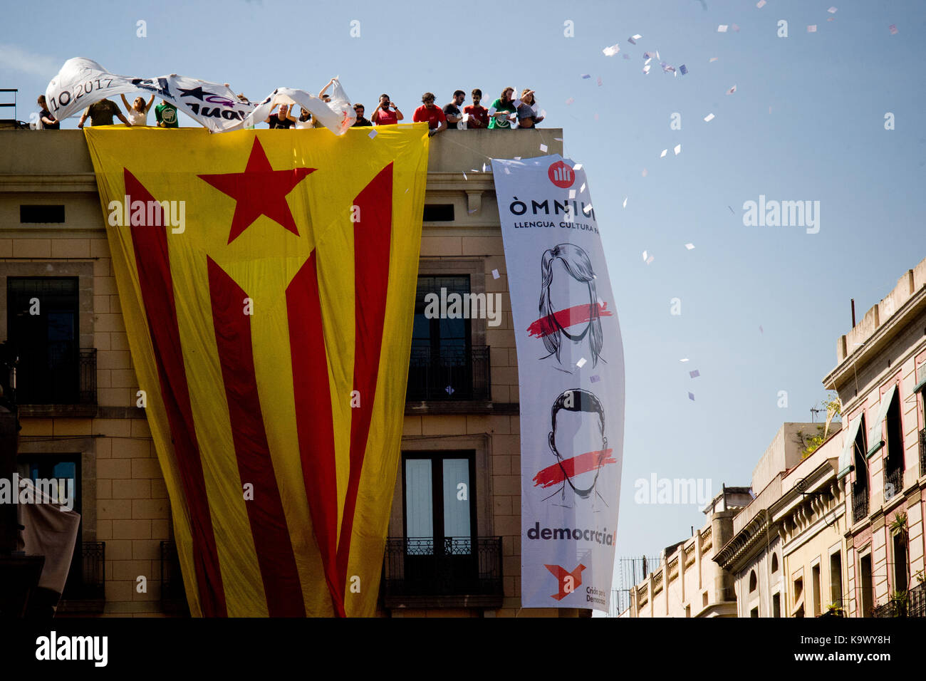 Barcelona, Catalonia, Spain. 24th Sep, 2017. A giant estelada flag (Catalonia independnece sign) hangs from a building as pro-independence supporters throw ballots during La Merce Festival in Barcelona. Catalan separatists and the Catalonia's government continue their campaign towards the referendum of October 1 despite the crackdown carried out by the Spanish government. Over 4,000 members of the Spanish National Police and Civil Guards are being transferred to Catalonia these days. Catalan government aims to celebrate a referendum on independence next first october, the Spanish gover Stock Photo