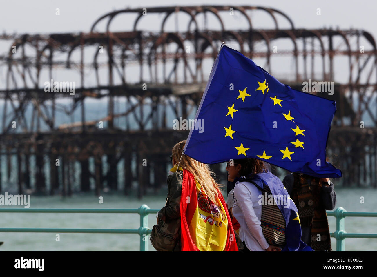 Brighton, UK. 24th September, 2017. Pro European Union supporters dcarry a flag past the old West Pier during a protest against Brexit in Brighton, UK, Sunday, September 24, 2017. Protesters rallied outside the annual Labour Party Conference being held in Brighton and attended by the opposition leader Jeremy Corbyn. Photograph : Credit: Luke MacGregor/Alamy Live News Stock Photo