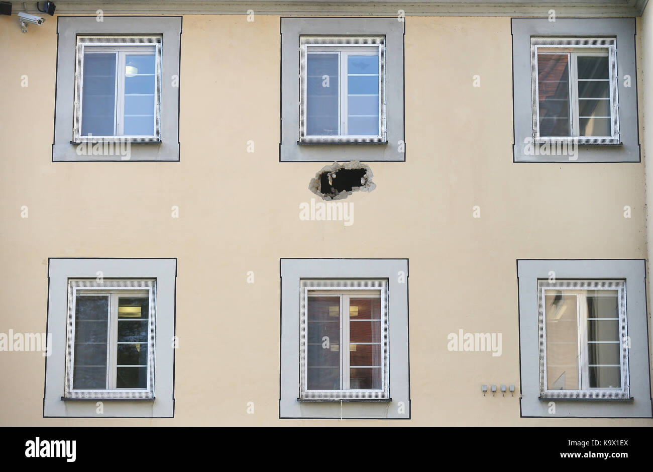 Zwiefalten, Germany. 24th Sep, 2017. A hole can be seen in the wall of the Zentrum fuer Psychiatrie psychiatric centre in Zwiefalten, Germany, 24 September 2017. Three offenders broke out through the hole and abseiled down. Credit: Thomas Warnack/dpa/Alamy Live News Stock Photo