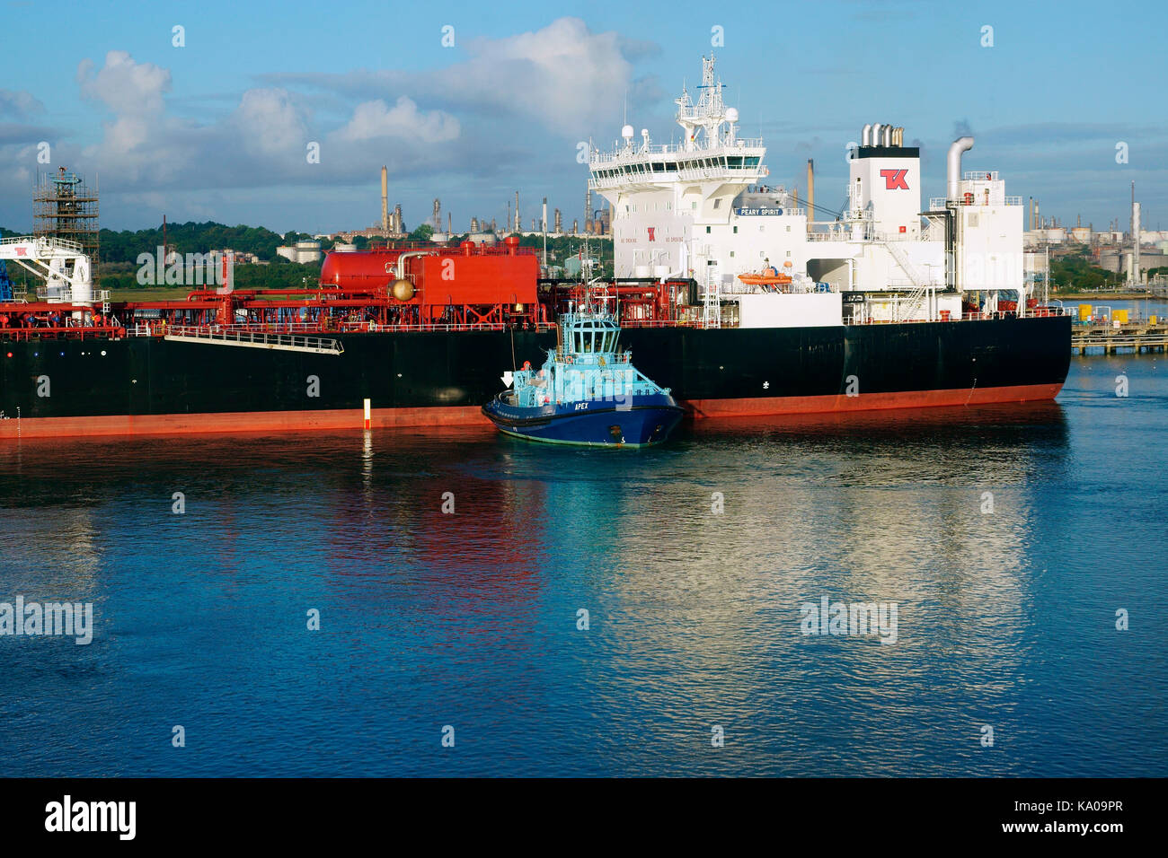 TUG APEX PUSHING CRUDE OIL TANKER PEARY SPIRIT Stock Photo