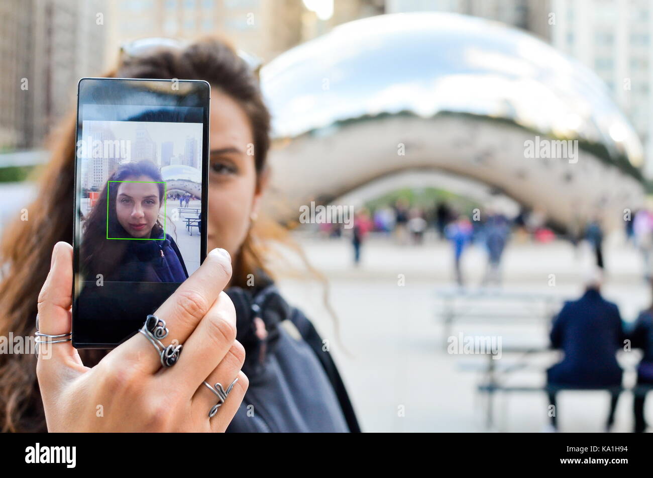 Tourist taking selfie in front of a landmark in Chicago Stock Photo
