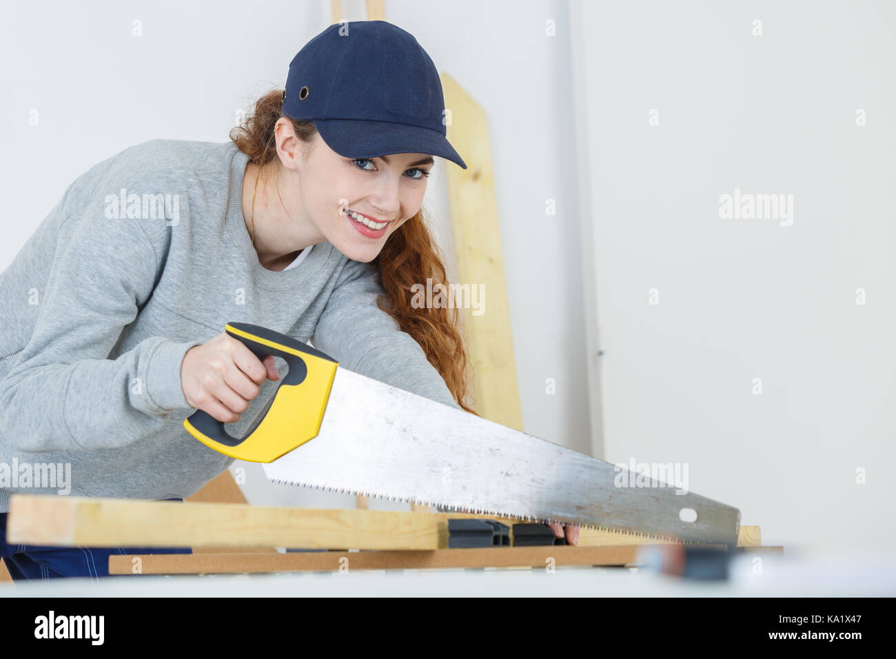 Девочка пилит. Девушка с ножовкой. Женщина столяр. Девушка пилит бензопилой. Женщина с пилой.