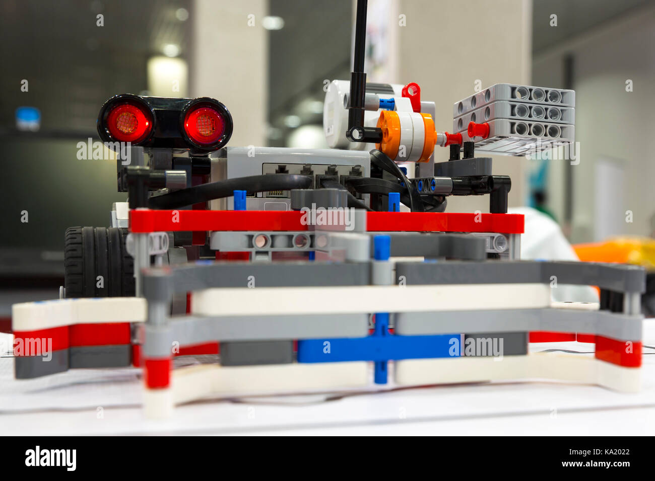 Blocks robot hi-res stock photography and images - Alamy