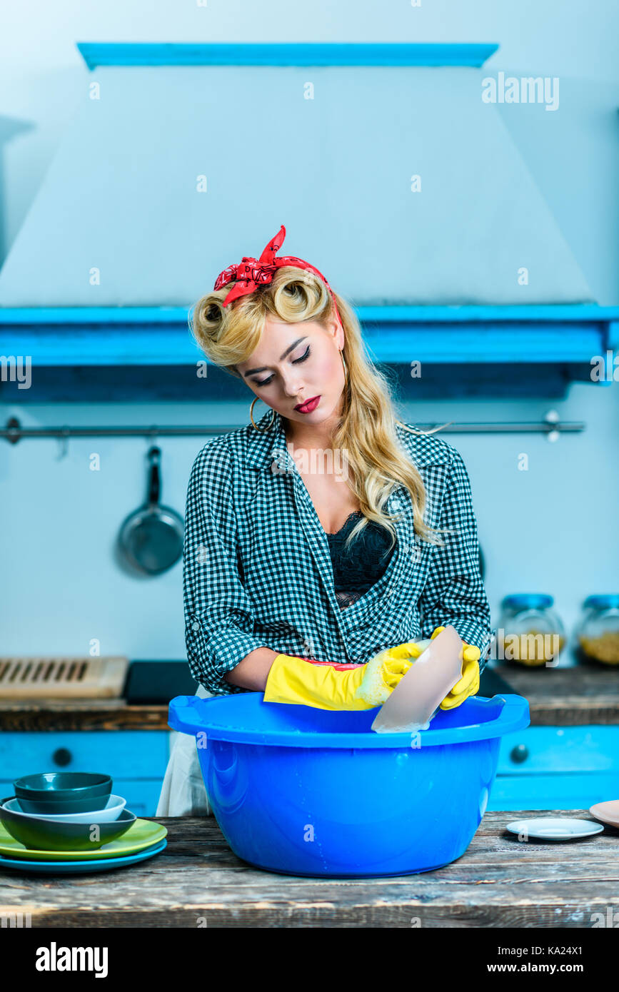 Мойка окон девушка. Женщины в моем районе. Стиральная машина для бабушки. Женщины в моем районе. Женщины нави мытье посуды.