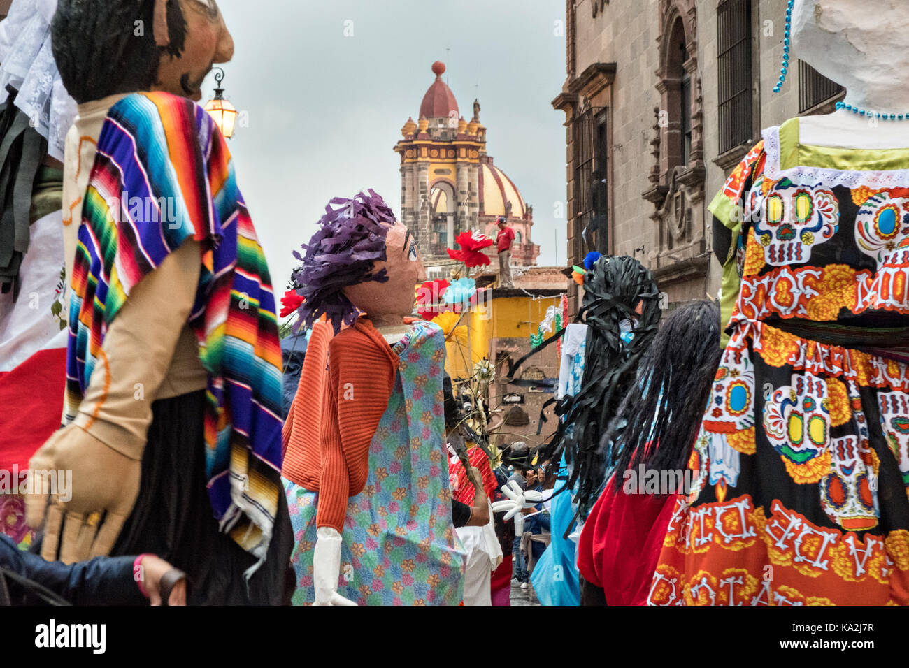 Una donna messicana in tradizionale costume contadina passeggiate AL  FESTIVAL DE SAN MIGUEL ARCANGELO PARADE di San Miguel De Allende MESSICO  Foto stock - Alamy