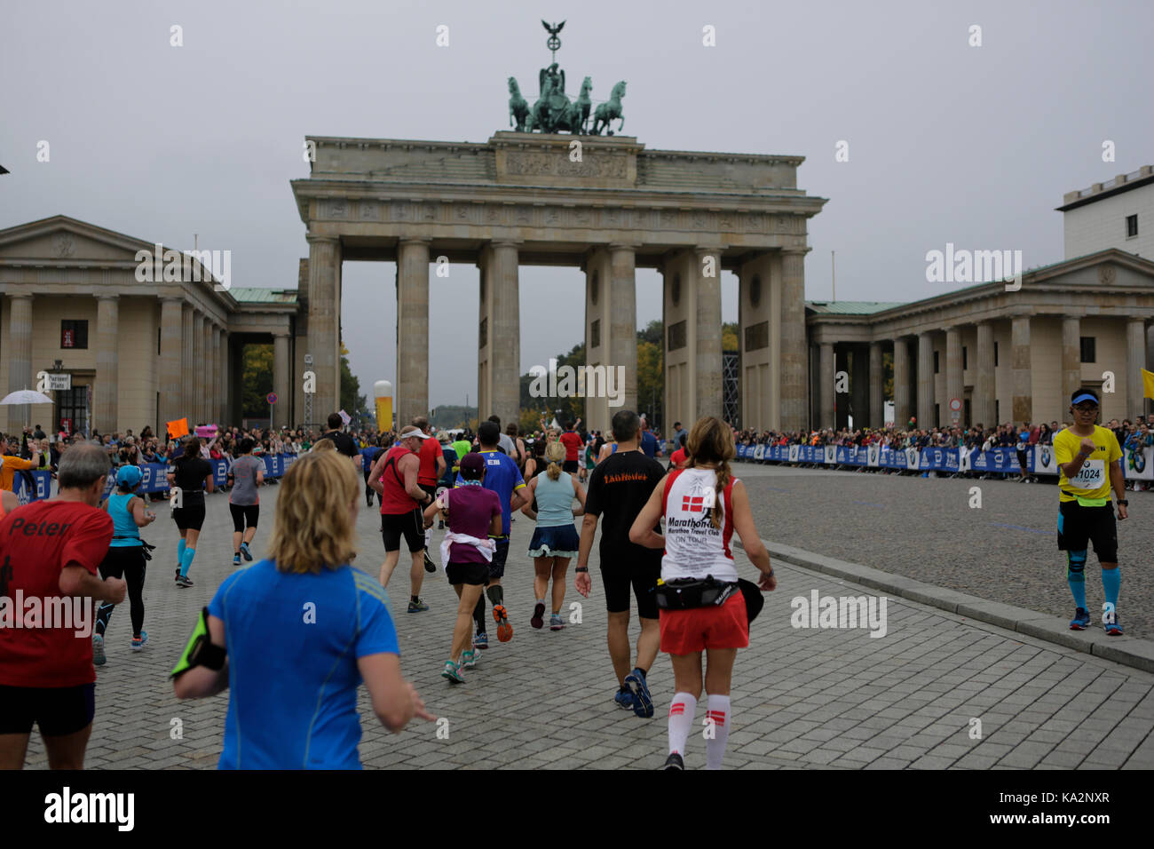 Berlin, Germany. 24th September 2017. Runners are on the last kilometre of the marathon on the Unter den Linden boulevard and run towards the Brandenburg Gate. More than 43,000 runners from 137 nations took to the streets of Berlin to participate in the 44th BMW Berlin Marathon. Credit: Michael Debets/Alamy Live News Stock Photo