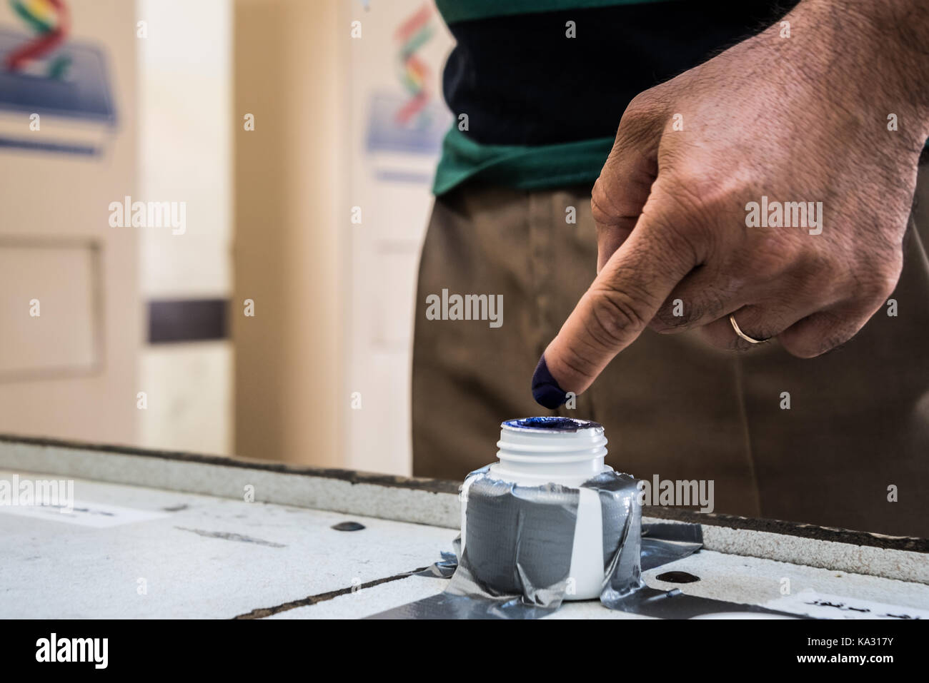 Erbil, Iraq. 24th Sep, 2017. An ink dipped finger indicates the person