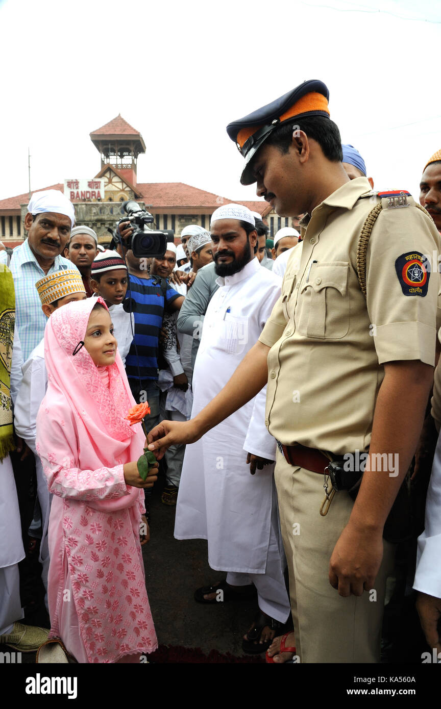 policeman giving rose to muslim girl, mumbai, maharashtra, India, Asia Stock Photo