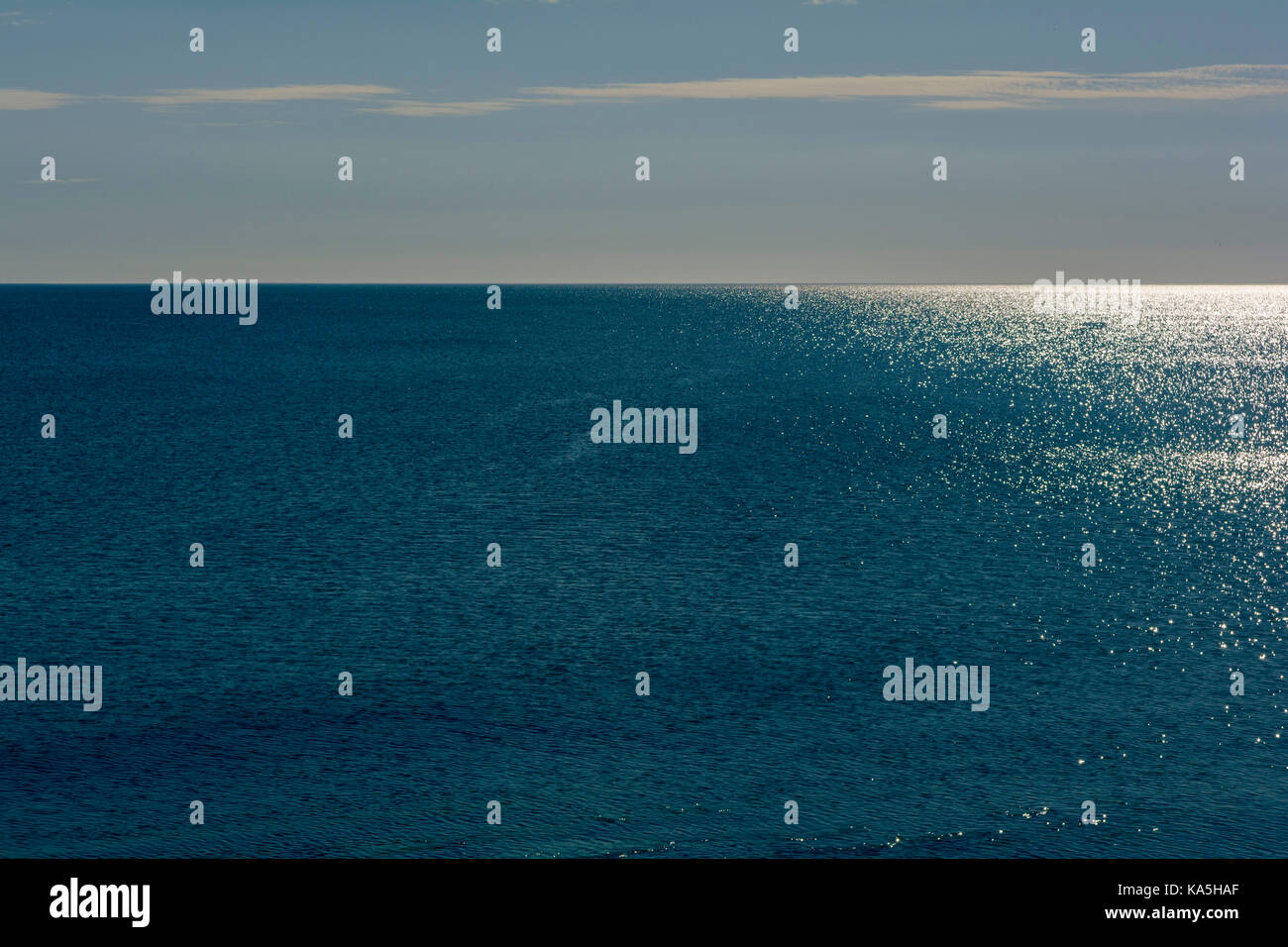 Calm sea and blue sky hi-res stock photography and images - Alamy