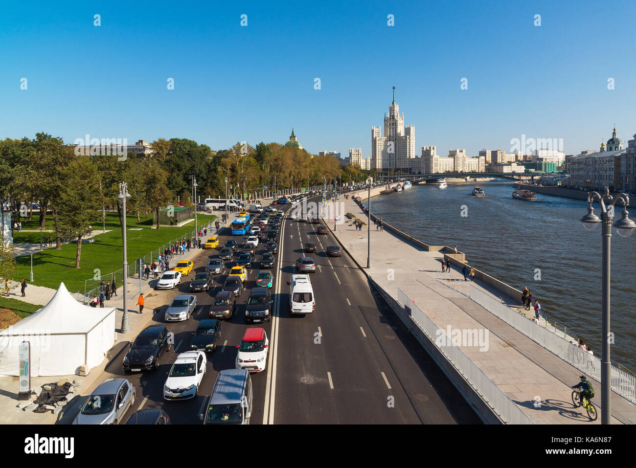 Moscow, Russia - September 23. 2017. Traffic on Moskvoretskaya embankment of Moskva River. Stock Photo