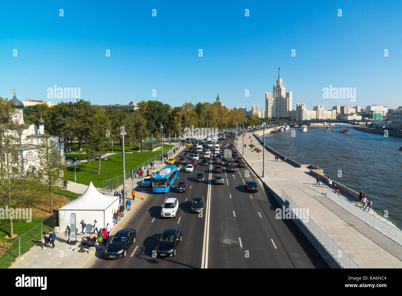 Moscow, Russia - September 23. 2017. Traffic on Moskvoretskaya embankment of Moskva River. Stock Photo