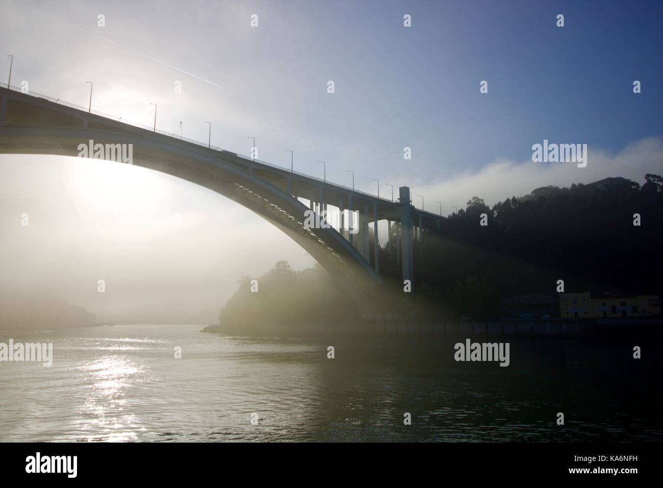 Ponte da Arrábida de Edgar Cardoso entre o Porto e Vila Nova de Gaia Stock Photo