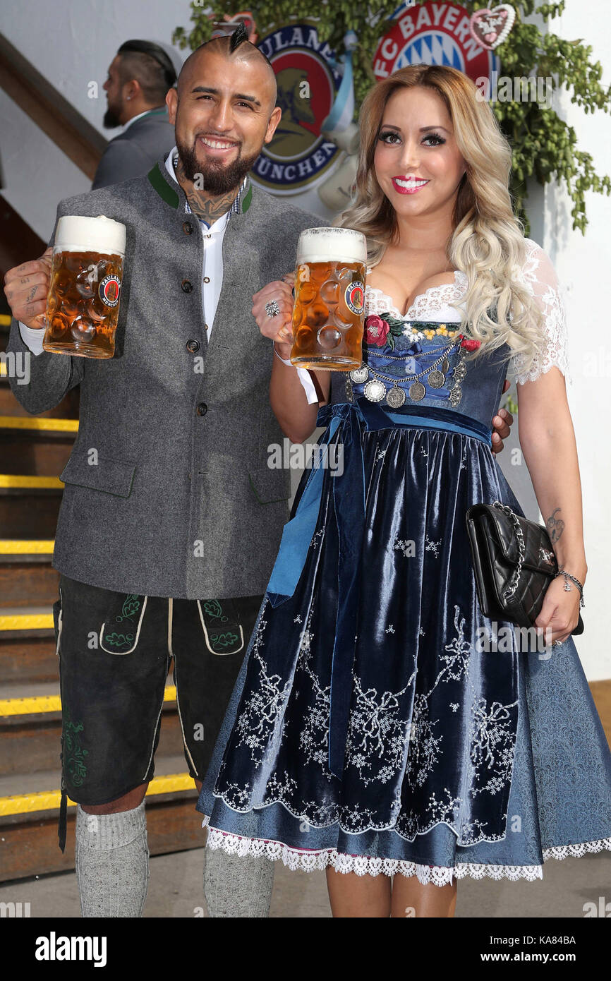 Arturo VIDAL (FC Bayern Munich) und Ehefrau Maria Teresa Matus mit ...