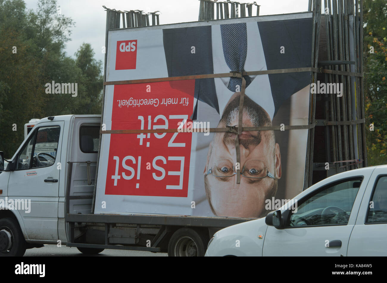 Ribnitz-Damgarten, Germany. 25th Sep, 2017. A SPD election campaign poster that is no longer needed is transported on a truck in Ribnitz-Damgarten, Germany, 25 September 2017. The SPD decided to form the oppostion after a poor shwoing in the general elections. Credit: Stefan Sauer/dpa-Zentralbild/dpa/Alamy Live News Stock Photo