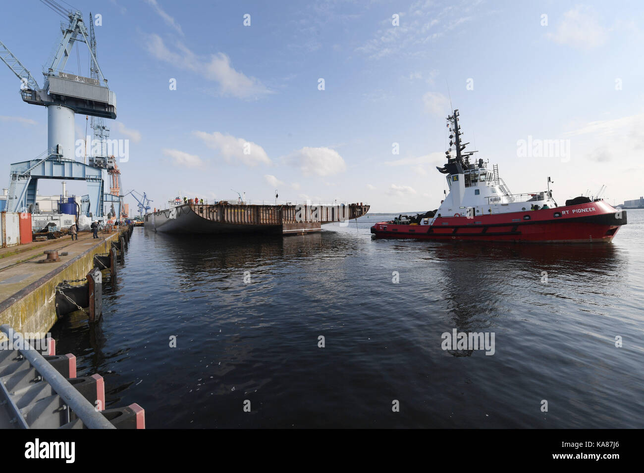 Rostock, Germany. 25th Sep, 2017. Tugboats pull an engine room module