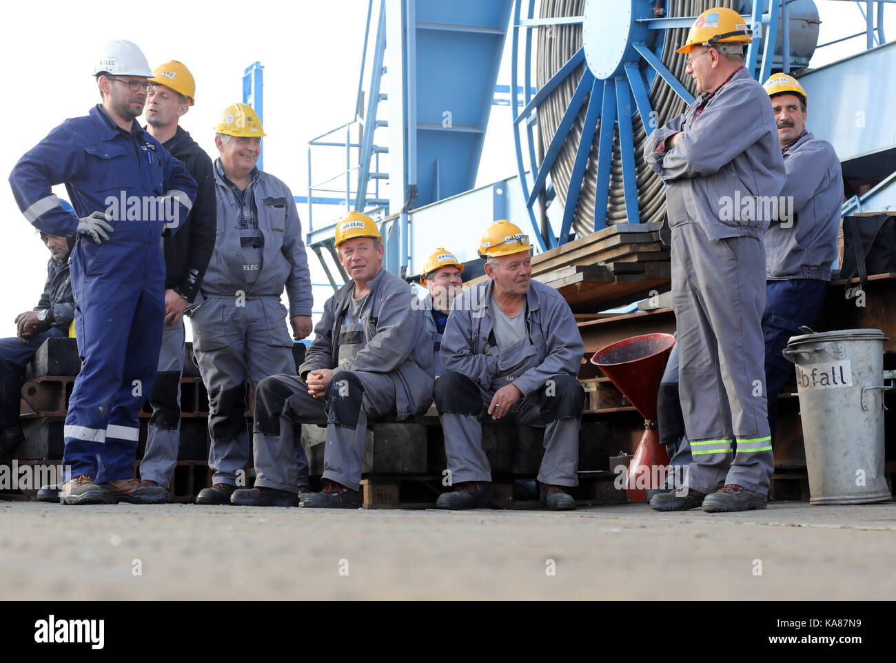 Rostock, Germany. 25th Sep, 2017. Dockworkers watch the first of two