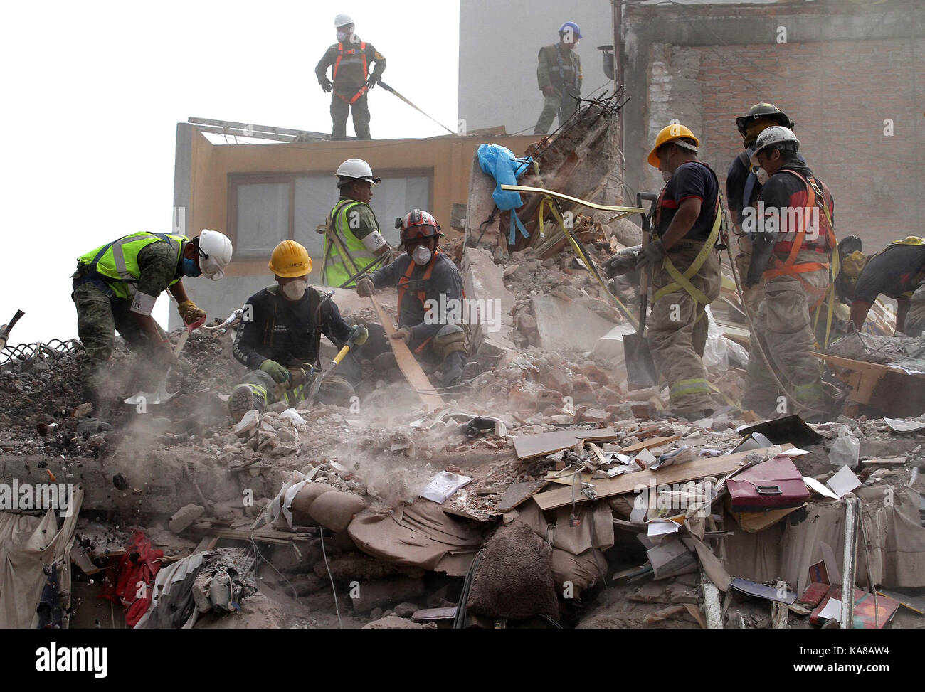 Mexico City, Mexico. 25th Sep, 2017. Rescuers work in the search of victims in a collapsed building after an earthquake, in the streets of Escocia and Gabriel Mancera in the Del Valle neighborhood, in Mexico City, capital of Mexico, on Sept. 25, 2017. The latest death toll from a powerful 7.1-magnitude quake that hit central Mexico on Sept. 19 climbed to 324 on Monday, more than half of them in Mexico City. Credit: Xinhua/Alamy Live News Stock Photo