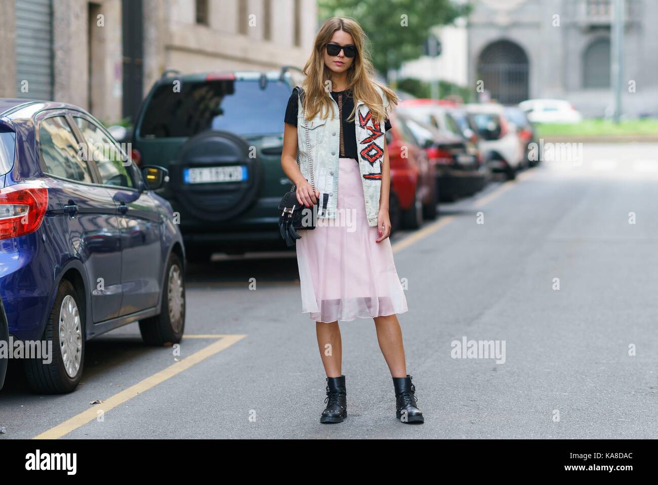 A chic showgoer posing outside of the Dolce & Gabbana runway show during Milan Fashion Week - Sept 24, 2017 - Photo: Runway Manhattan/Grace Lunn ***For Editorial Use Only*** | Verwendung weltweit Stock Photo