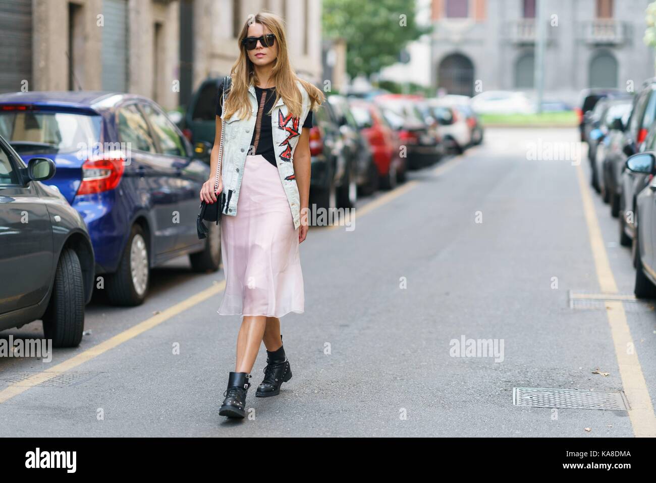 Milan, Italien. 24th Sep, 2017. A chic showgoer posing outside of the Dolce & Gabbana runway show during Milan Fashion Week - Sept 24, 2017 - Credit: Runway Manhattan/Grace Lunn ***For Editorial Use Only*** | Verwendung weltweit/dpa/Alamy Live News Stock Photo