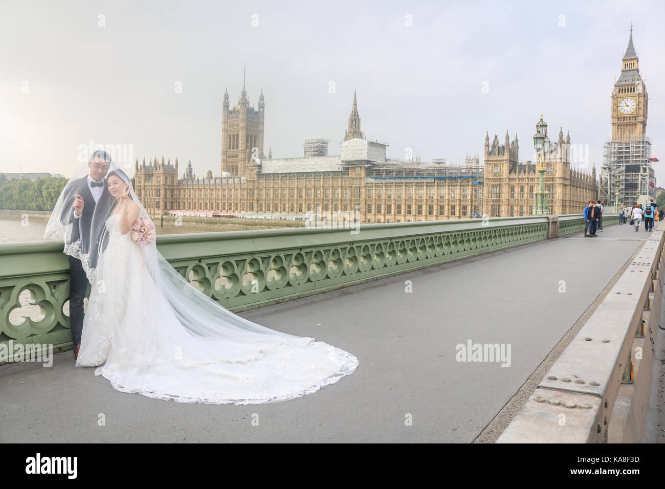 London, UK. 26th Sep, 2017. UK Weather. A wedding couple pose for photographs on Westminster Bride on a pleasant warm day in London as temperatures stay high Credit: amer ghazzal/Alamy Live News Stock Photo