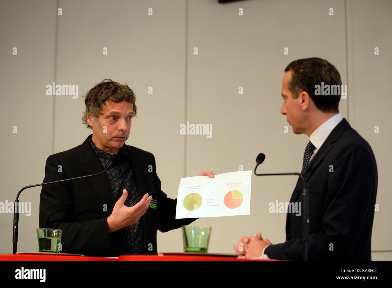 Vienna, Austria. 26th Sep, 2017. Press conference with Federal Chancellor Christian Kern and environmental chemist Helmut Burtscher-Schaden  from Global 2000 on current environmental policy issues. Image shows environmental chemist Helmut Burtscher-Schaden (L) and Federal Chancellor Christian Kern (R). Credit: Franz Perc/Alamy Live News Stock Photo