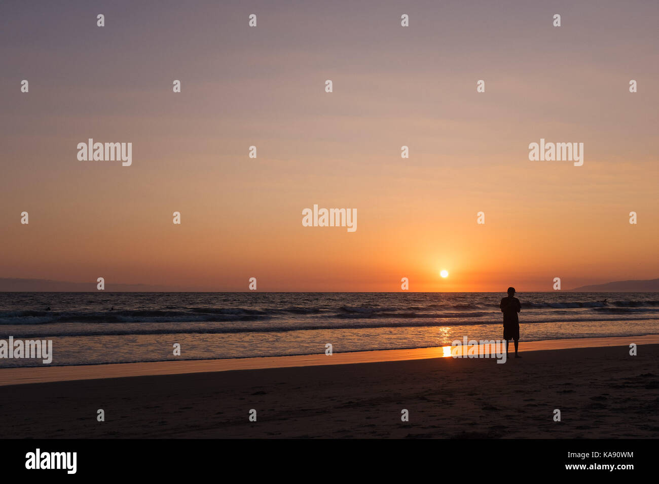 Sunset on Venice Beach, Los Angeles, overlooking the Pacific Ocean ...