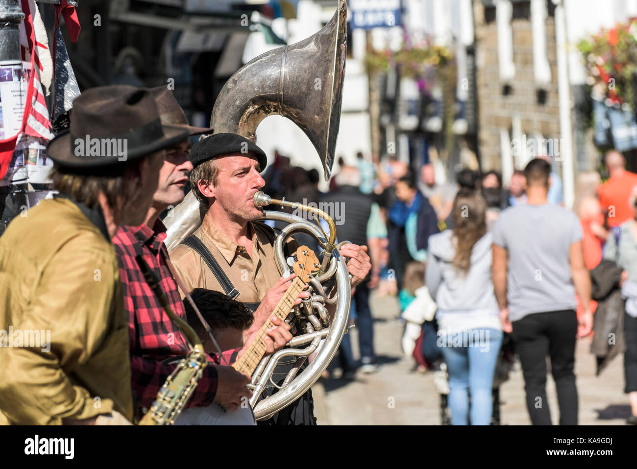 Street entertainers - the street entertainers or buskers Swervy World playing in the centre of St Ives in Cornwall. Stock Photo