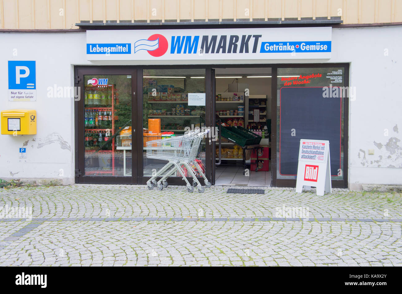 Bild newspaper placard with headline Kanzlerin Merkel mit Deutschlandfahne attackiert? in front of WM MARKT shop in Kurort Oybin, Germany, September 19, 2017. Stock Photo