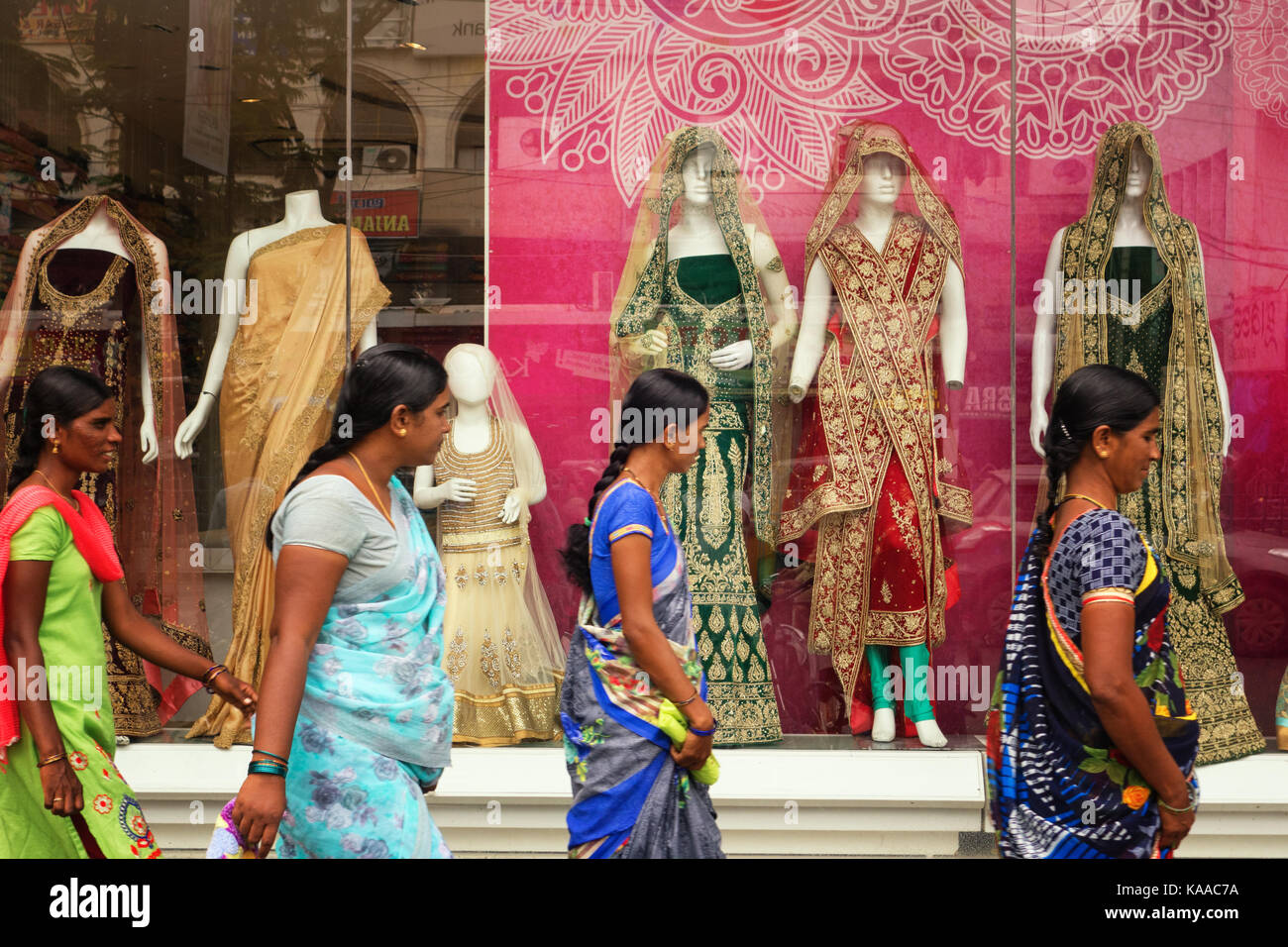 Shop mannequin walk hires stock photography and images Alamy