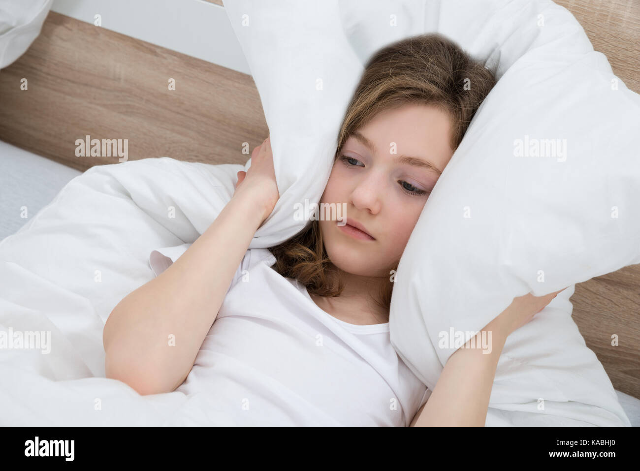 Child covering ears loud hires stock photography and images Alamy