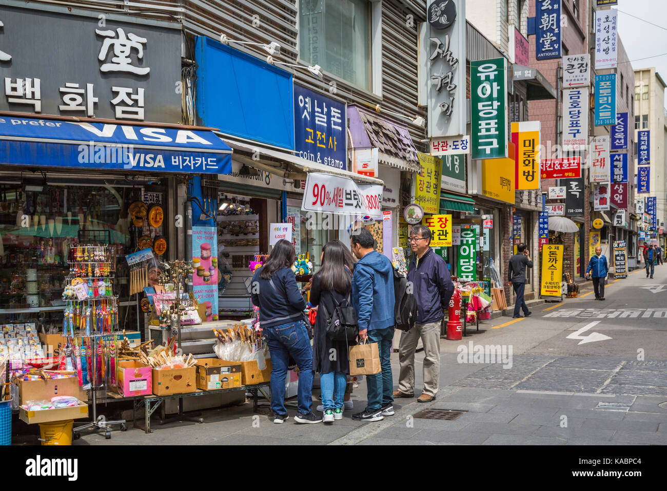 A street market kiosk along Insadong-gil street in the Insadong district of Seoul, south Korea, Asia. Stock Photo