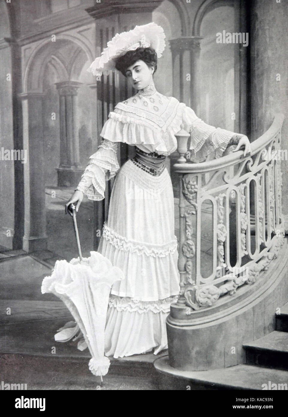 Robe De Garden Party Par Redfern 1904 Cropped Stock Photo Alamy