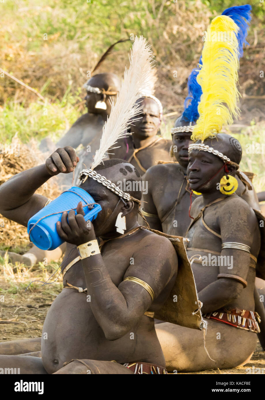 Bodi tribe men drinking while celebrating Kael ceremony, Gurra, Hana ...