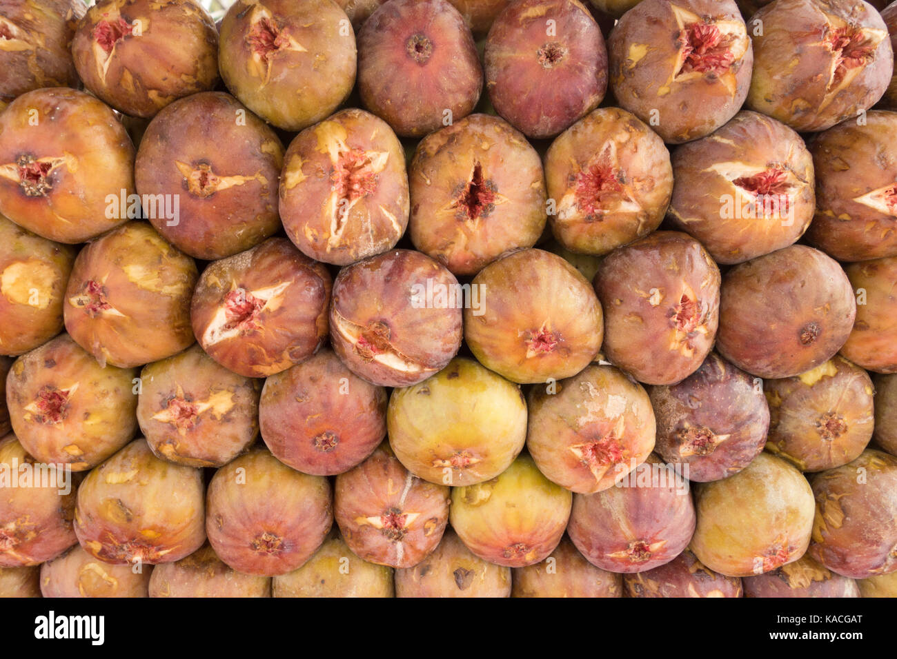 HYDERABAD,INDIA-25th SEPTEMBER,2017.Common Figs neatly arranged in layers for Sale by a street fruit vendor in Hyderabad,India Stock Photo
