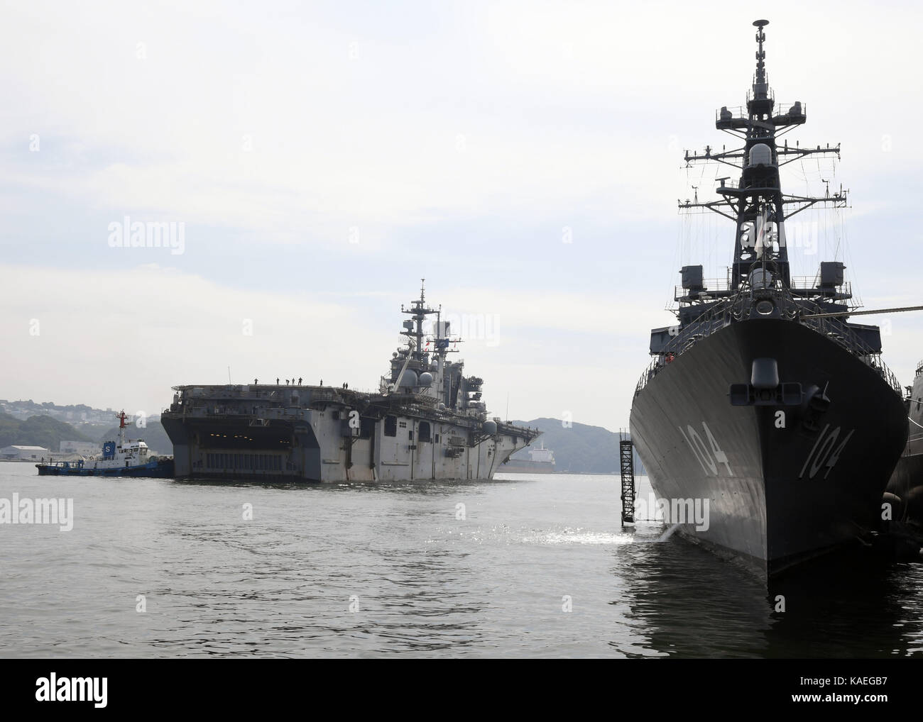 The amphibious assault ship USS Bonhomme Richard (LHD 6) Stock Photo